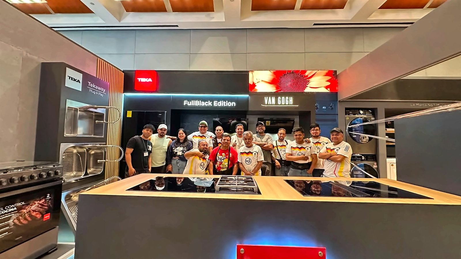 Equipo de Grupo ML reunido en el stand de Teka y Van Gogh