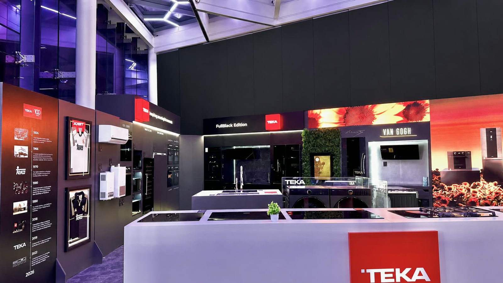Stand comercial con pantallas LED integradas a la pared y exhibición de producto