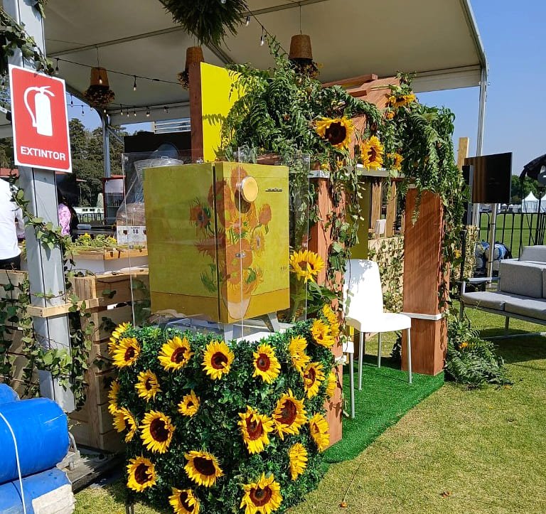 Montaje en sitio de una activación con girasoles, instalada por el equipo de Grupo ML